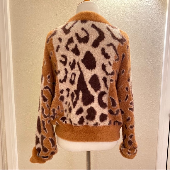 Leopard print Fuzzy Sweater - Picture 3 of 6